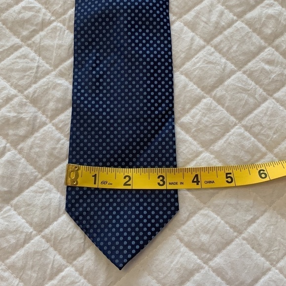 VAN HEUSEN 100% silk neck tie navy blue medium blue silver polka dot pattern - Picture 9 of 11